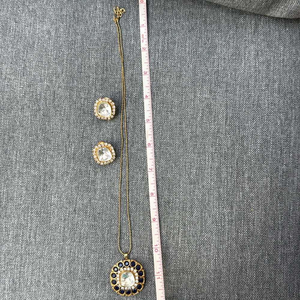 Beautiful brand new necklace set